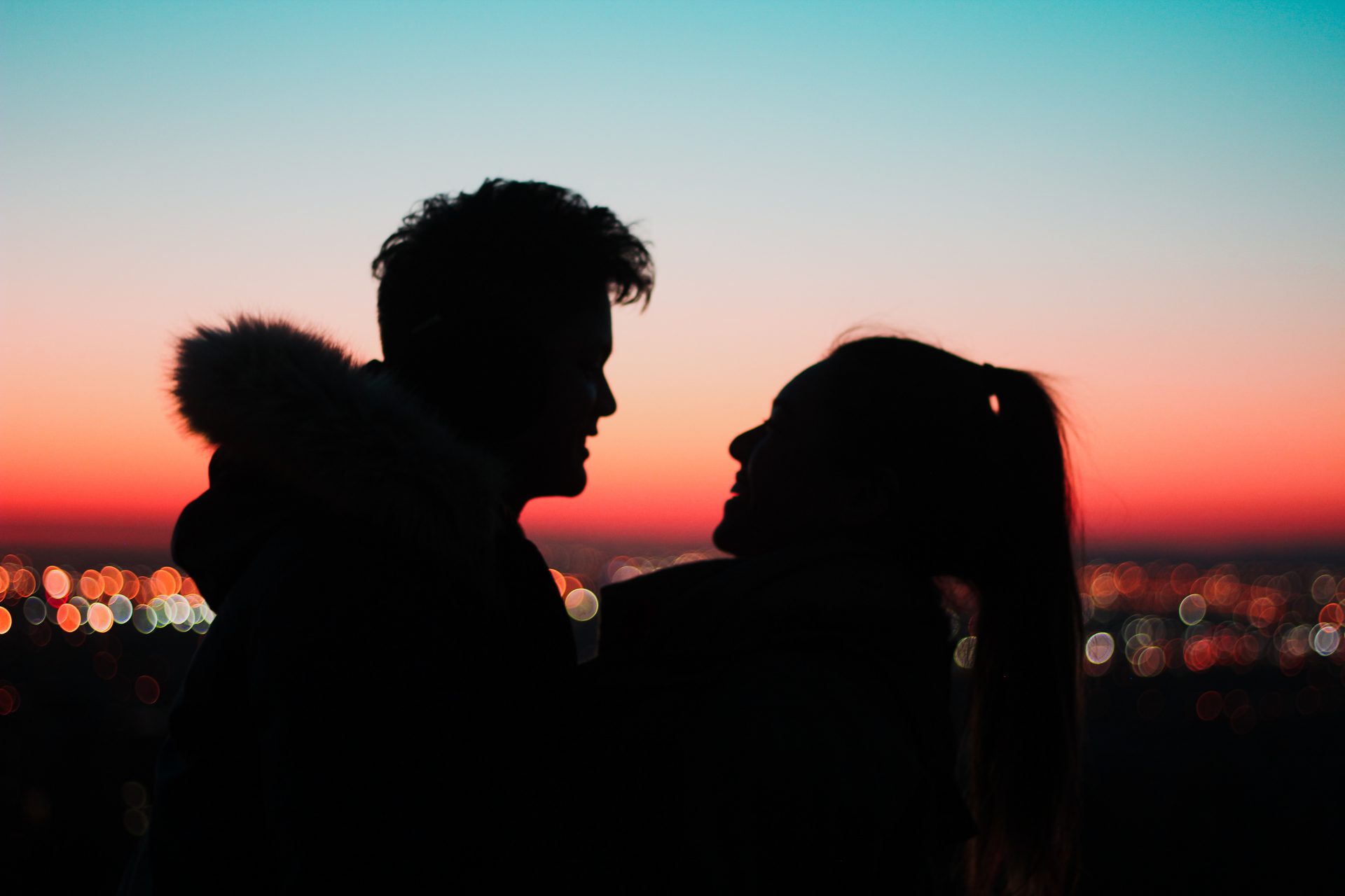 Die Moderatoren berichten von aktuellen Promi-News und Internettrends und werfen exklusive Blicke hinter die Kulissen von Top-Formaten Blind Date EXTREM - Lukas (23) im taff Dating-Experiment 2/2